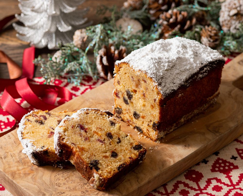 シュトーレン風パウンドケーキ 毎年ホリデイシーズンにお出ししているシュトーレン風パウンドケーキです。ラム酒に漬けたドライフルーツの砂糖漬け、クランベリーやロースト胡桃の入った贅沢なケーキ。 薄くスライスした2枚を個包装に入れています。お酒にも良く合います