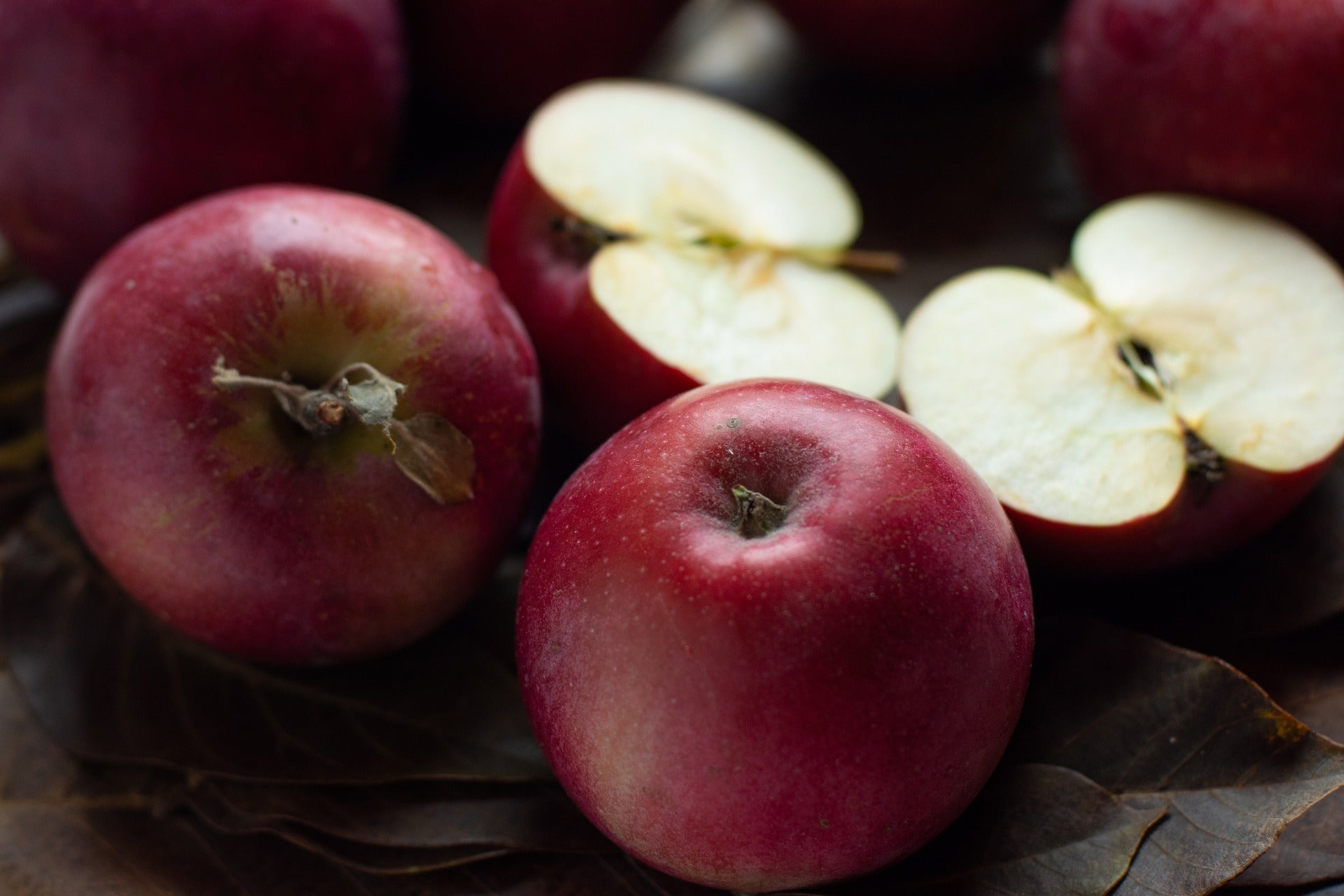 旬のりんご、正しい保存方法は↓🍎, ＼産直お取り寄せグルメ ,@tabechoku を, フォローしてチェック✅,,新鮮さ長持ち！りんごの保存方法 , ①キッチンペーパーで1個ずつ包む,②ポリ袋に入れて口を閉じ、冷蔵庫で保存, 冬場でも暖房の効いた部屋での保存はりんごを傷みやすくします。, 冷蔵保存に最適な温度は0～5℃です。,