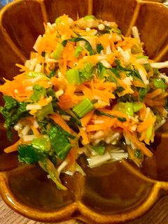 えのきと小松菜のおひたし 詳細はスワイプ→→→材料小松菜 : 3,4束 えのき : 1 2袋 白だし : 大さじ1 醤油 : 大さじ1手順1. 材料を切る 2. 600Wで4分 3. 余分な水分をきる 4. 粗熱をとる 5. 調味料で味付け保存期間冷蔵で4日間自炊記録 おうちごはん