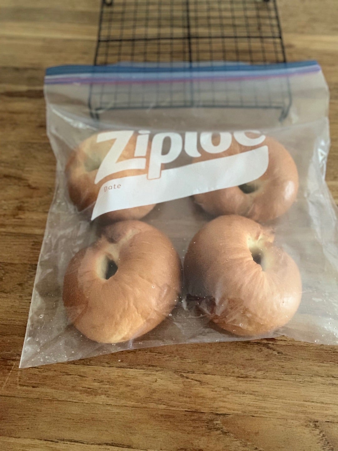 日持ちや解凍方法まで!ベーグルの冷凍保存方法を解説 - macaroni