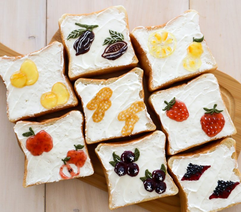 クリームチーズとジャムが塗られたクラッカーの写真素材FYI02998002ストックフォトの Qlean Market キュリンマーケット