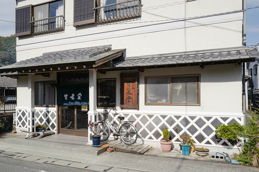 1861年創業の老舗 甘泉堂どら焼きやロールケーキや土鍋プリンなどなど 数ある人気商品のなかでも 個人的に超イチオシなのが『いちご大福』です♪イチゴの酸味とあんこの甘みが絶妙で✨✨ めちゃくちゃ美味しいのです *'▽'価格はイチゴの大きさによってかわるそう