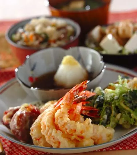 献立 野菜の天ぷら、小松菜の煮浸し、茄子のピリ辛味噌煮、マカロニときゅうりのマヨサラダにカリフラワー、豆腐のお味噌汁、日本酒 :kajuの□今日のお料理・簡単レシピ□