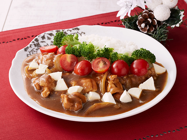 いつものカレーを可愛く❄️⛄️今日はクリスマス ですね。新宿中村屋「インドカリー ビーフスパイシー」と雪だるま型にしたご飯で、可愛いカレーを作ってみました🍛☺️おうちでカリークリスマス を楽しみます🎄✨中村屋新宿中村屋新宿中村屋カレー