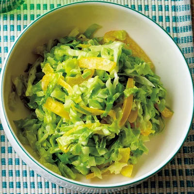 塩もみなし！ さっぱり＆シャキシャキ！ コールスロー🥬」 . あぁ、なぜこんな簡単で シンプルな 味つけなのに こんなにおいしい？😋クリスマスパーティーの 付け合わせサラダ🥗としても おすすめ！ ぜひみて作ってね😋 . このあと21時から YouTube kohkentetsukitchen