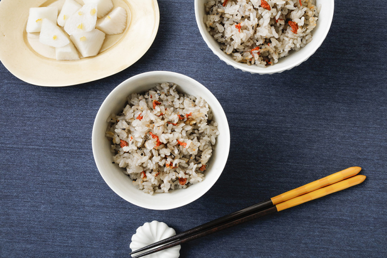 杏仁豆腐の中にあるこの赤いやつは何ですか? - クコの実です目に良いです- Yahoo!知恵袋