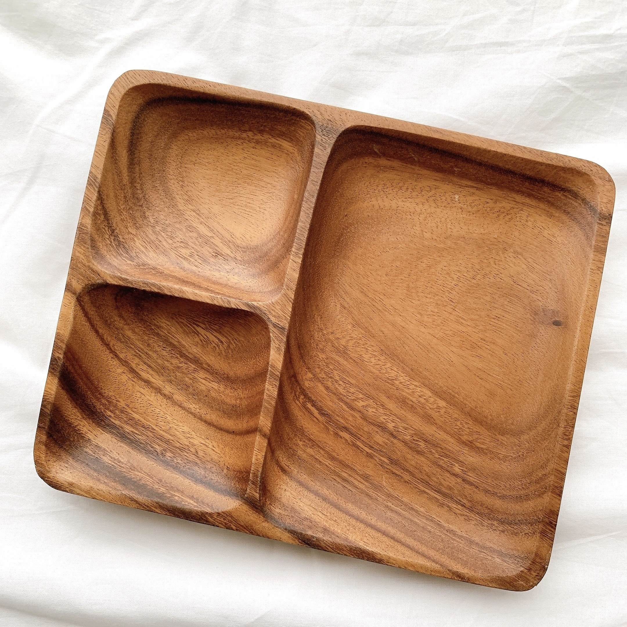 無印良品の木のプレートで鮭定食。つばらつばら