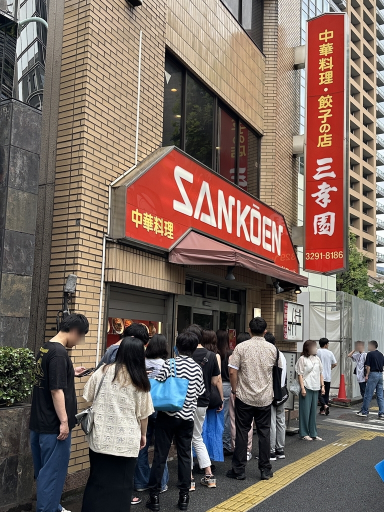 高円寺 町中華屋さん 情報 七面鳥 飲食店が立ち並ぶ界隈ではなく ポツンと立地していて 大行列なお店 人気メニューはオムライス フワフワ卵で美味しそう今回はダークホースなカツカレー 濃いめの重めなカレーで 熱々なカツがオン お腹いっぱいになる ご飯の量なのね少食