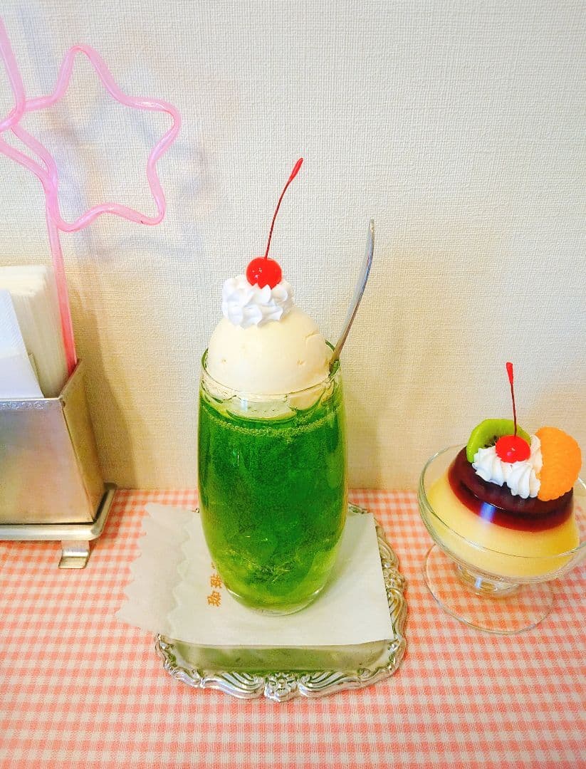 昭和レトロ”あの頃の味”のクリームソーダが材料4つで簡単再現！懐かしさ弾ける喫茶店風アレンジ！コンビニおやつ実験室 - トクバイニュース