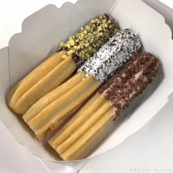 ミスドの裏メニューと言われているストロベリー🍓チュロとチョコ🍫チュロ 価格税込172円ハニー🍯チュロは、良く見かけていてちょくちょく買っていたのですが ^^;; この二つ、ビジュアル的にも価格設定も最高😆👍ですね💕レアチュロス、ちょっと嬉しい気分です