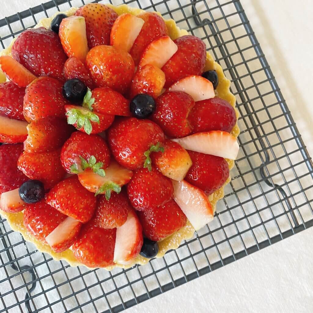 艶々いちご🍓生クリーム入りカスタードをたっぷりのせて♡いちごタルト盛り付けますチョリーナ チョコ島