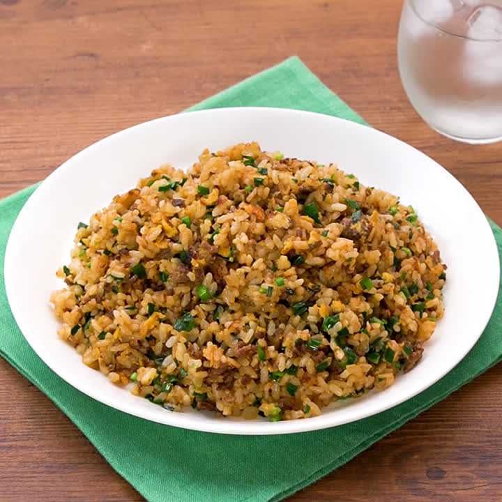 本格的な旨さ!黒チャーハン・ フライパンで3分!卵とごはんを炒めるだけ🍳強い火力で炒めたようなしょうゆ味の香ばしさと、肉感のある味わいを楽しめます😋 ・ こちらの素敵なお写真は@naokiobayashiさまの一品です♪ 作り方も教えていただきましたので、ぜひ作って