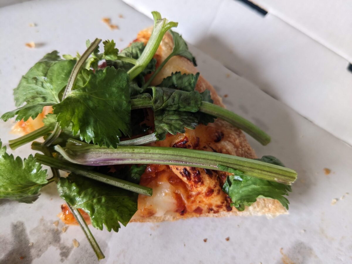 ピザハットの「パクチーすぎて草」をいただきました！ 意外とクセが強すぎず自然に食べられる、東南アジア料理のような美味しいピザでした！詳しいレビューは「pizzalover.jp」もしくはプロフィールのURLからどうぞ！ ピザピッツァピザハットパクチーすぎて