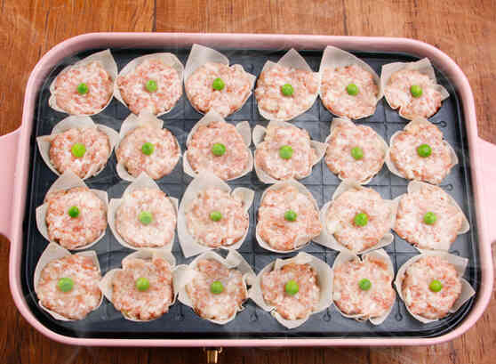 カリッと香ばしく仕上がる♪ たこ焼き器で焼きシュウマイ