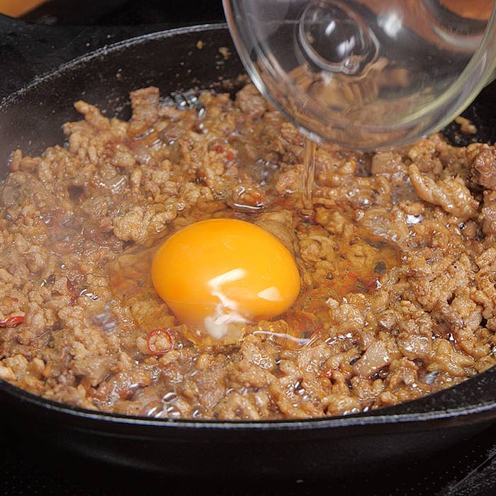 Spicy porkSISIG Filipino dish シシグ 豚肉みみがで作ったフィリピン料理 生たまねぎレモン汁たっぷり 🌺Sanntina🌺Snapdish スナップディッシュID:Wjj0ea