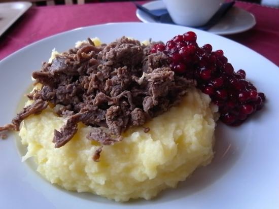 トナカイのシチュー🦌Finnish Reindeer Stew ・今週末は本当に遠足日和ですよね🌞最近は特に週末が天気がイマイチだったりしているから嬉しいですよね✨ ・さて、今回はフィンランド🇫🇮の定番料理の一つ、トナカイのシチュー🦌をご紹介します🙌トナカイは食べるのって