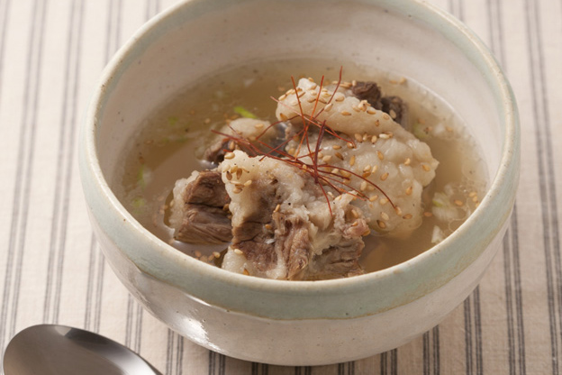 bibigo.jp さんのコムタンクッパ の素を使ってアレンジ。 とっても簡単なんですが ごはん にコムタンクッパの素を加えてお湯を注ぎお茶漬け的な作り方で牛骨スープが濃厚なコムタンができます。 わたしはここに ごはん→黒豆ごはんビビゴ コムタンクッパの素 万能