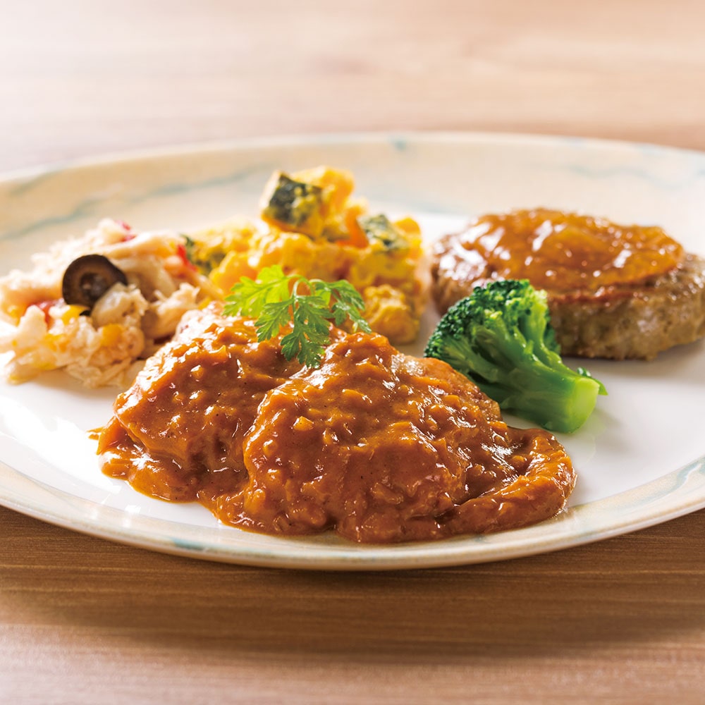 業務スーパーで買ったバターチキン 宮城製粉 です。 付け合わせは、 ・茄子キャベしめじのスパイス炒め ・じゃがいものサブジ ・ゴボウのアチャール この バターチキンのレトルトカレー、初めて買ってみました。 これが想像以上のサラサラシャバシャバ系で、バターチキンの