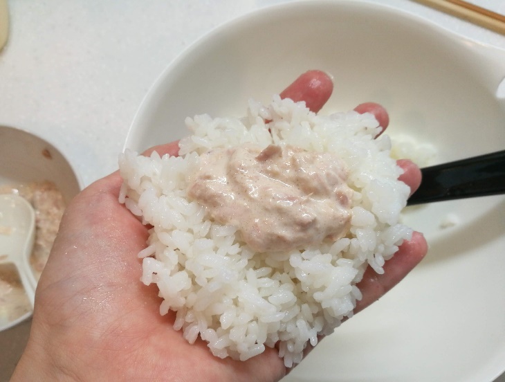 行楽や遠足に コンビニ風ツナマヨおにぎり レシピ・作り方Tasty