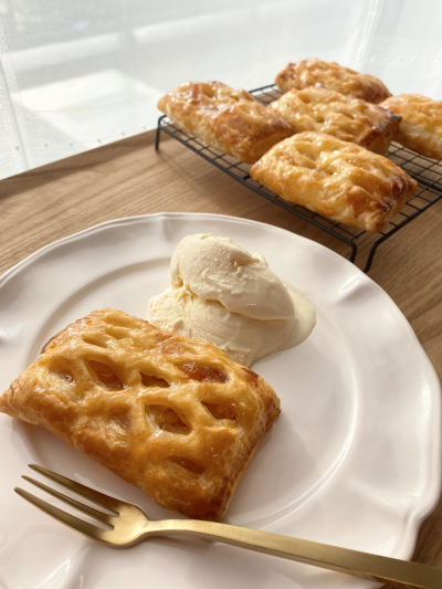 ショソン・オ・ポム 美味しすぎるー！ 今回も前回のパイ生地と同じ。 今回は皮の色は付けず、なるべく煮つめてねっちょり。なので具がこんにちはすることも無く 形も結構残したので食べ応えも良き。ショソンオポムアップルパイ手作りスイーツ富澤商店富澤商店