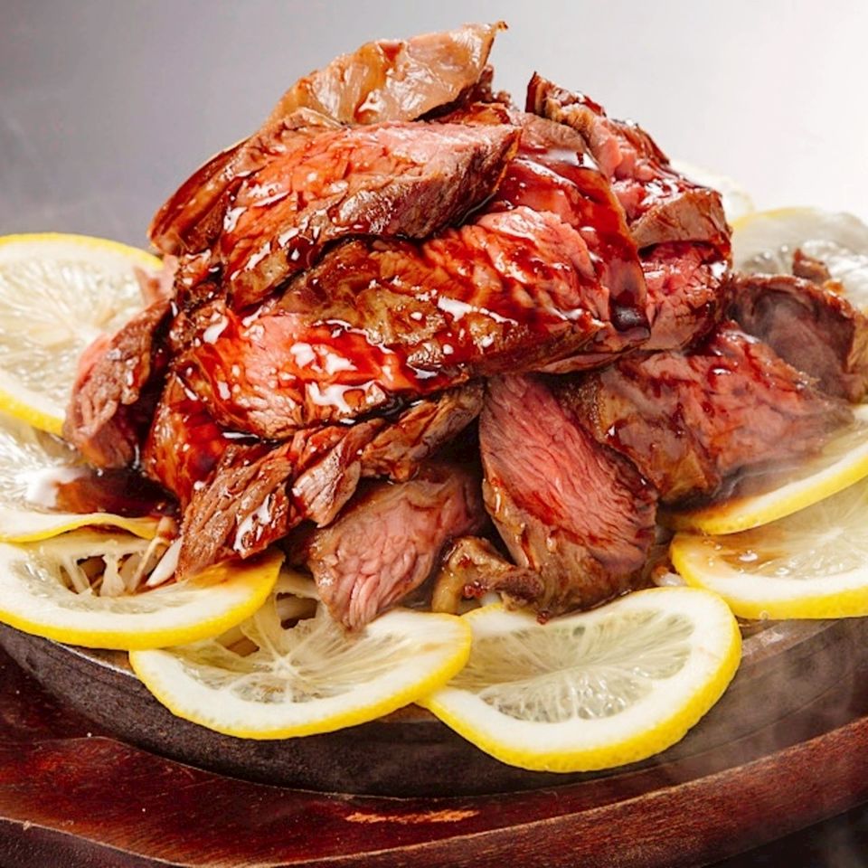 こんばんは😁 高さ25センチのレモンタワーサワーはいかがですか？ キンキンに凍らしたレモンが今の時期にピッタリです㊗️ノンアルコールもできますのでお気軽にお申し付けください🤗 ２０日からスタートです！！栄 伍味酉本店 栄居酒屋 朝５時まで営業 名古屋飯