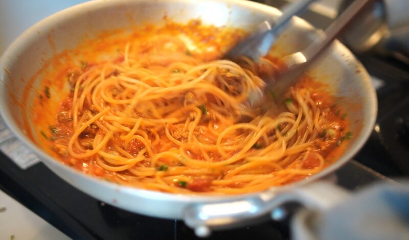 「あさりとアスパラの春パスタ」, 𓃟𓃟𓃟𓃟𓃟𓃟𓃟𓃟𓃟𓃟𓃟 *レシピ 1人分 , パスタ120g, トマト缶半缶, 水 400ml+適量, あさり200g, アスパラ2本, にんにく1欠け, オリーブオイル大さじ2, 白ワイン 料理酒 50ml,イタリアンパセリお好み, 顆粒コンソメ小さじ1.5〜2, 砂糖ひとつまみ, 塩適量, 𓃟𓃟𓃟𓃟𓃟𓃟𓃟𓃟𓃟𓃟𓃟 *作り方*