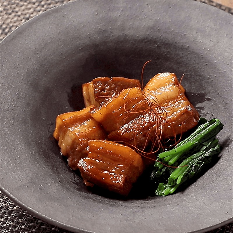 炊飯器で万能しやぁうゆ角煮👩‍🍳,3合炊き炊飯器使用 , ・豚肩ロースブロック 600g, ・水 浸る程度, ・万能しやぁうゆ 大さじ5,・長ねぎ 青い部分 1本文, ・生姜1片, ・にんにく2片, ・卵2個, ・万能しやぁうゆ大さじ1,煮豚角煮料理お正月