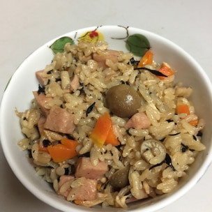 土曜出勤がてら寄った ですから！ぼろぼろジューシー かなり美味い😋 ユニオンさんを数店ほど廻って食べたが 具材や味付けが店舗で少し違うはず北谷店が1番美味い。ユニオンぼろぼろじゅーしー朝メシ沖縄ソウルフード沖縄グルメグルメ好きな人と繋がりたい