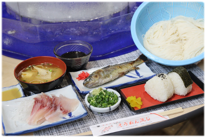 慈眼寺そうめん流しそうめんが噴水のように流れる慈眼寺そうめん流し