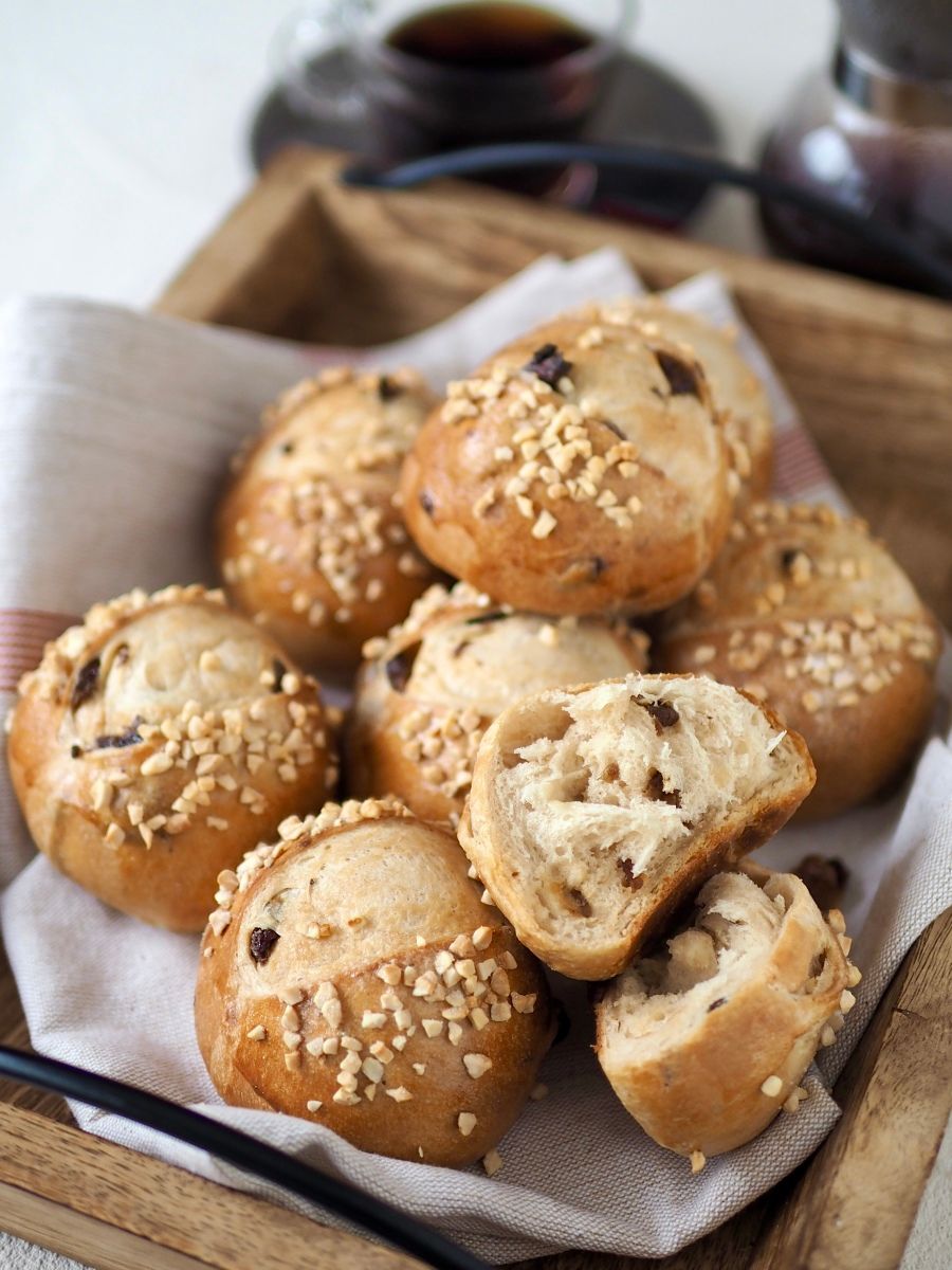 黒糖パン作り🍞, モラセス 糖蜜 がたくさん余ってるので作ってみました。,黒糖19％＋モラセス10％ほど入れたんだけど思ったより甘くないのだが😳!?, 市販のパンってどれだけ黒糖入ってるの🤔🤔🤔, ---,富澤商店オフィシャルクリエイター,小麦粉だいすき,komugikodaisuki,黒糖パン 黒糖ロール brownsugarbread,