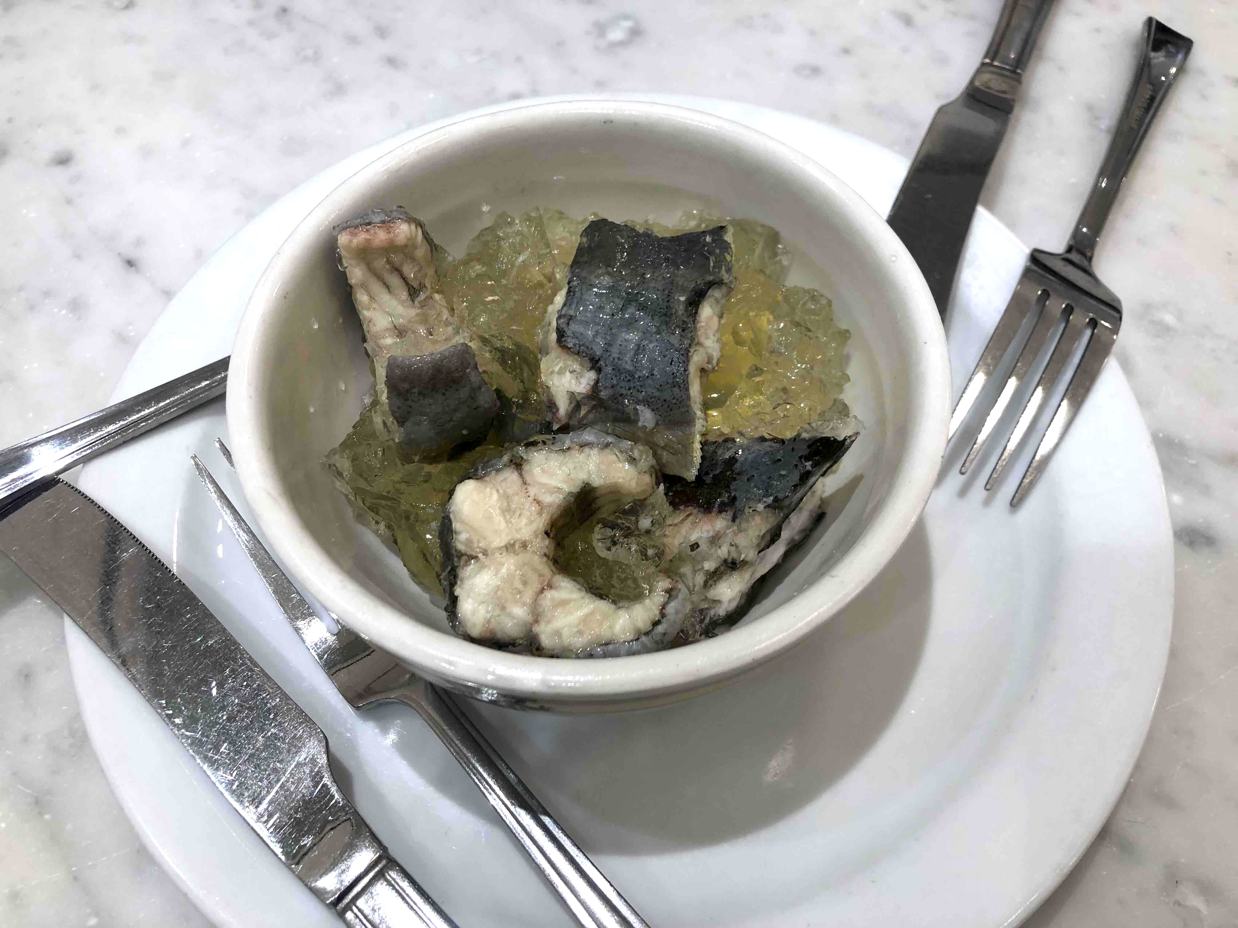 イギリスの屋台の食べ物の伝統的な料理 ウナギのゼリー寄せ 刻んだ茹でウナギとゼリー ベクトル画像Premiumベクトル素材