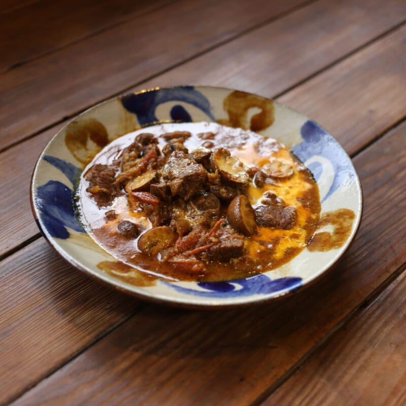 カレーのレシピつきスパイスセット、AIR SPICE 7月のテーマは、112号「ペッパー香るビーフカレー」です。準備していただく材料は、玉ねぎ、牛バラ肉、トマト、しょうゆ、赤ワインだけ！ しかも驚愕手法で簡単。 ↓ AIR SPICEで検索https:airspice.stores.jp