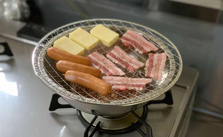 100均の商品で「おうち燻製」にチャレンジ!自宅でキャンプ気分!MADURO ONLINE マデュロオンライン