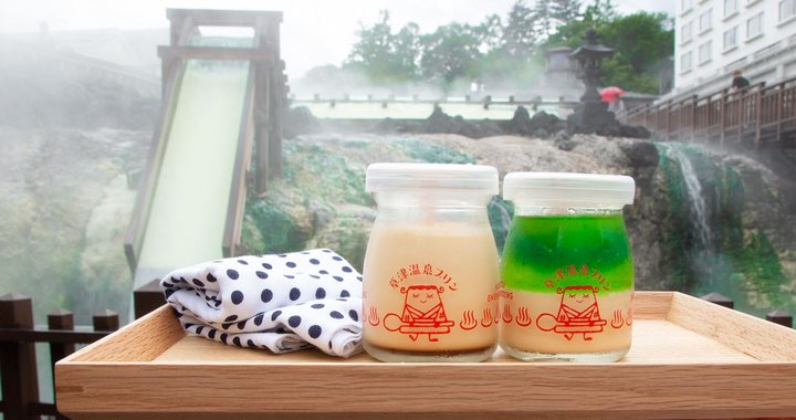 湯畑をイメージした、エメラルドグリーンのなめらかプリンが話題♪「草津温泉プリン」オープンことりっぷ