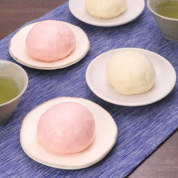 やっと投稿できました🙇‍♀️紅白まんじゅうの𝚛𝚎𝚌𝚒𝚙𝚎ㅤ赤白合わせて約𝟹𝟼個分 ㅤㅤ 小麦粉 𝟸𝟶𝟶ｇㅤ ベーキングパウダー 𝟼ｇㅤ きび砂糖 𝟾ｇㅤ 水 𝟷𝟸𝟶ｇㅤ 米油 𝟷𝟼ｇㅤ 紅麹 適量 打ち粉 小麦粉多め