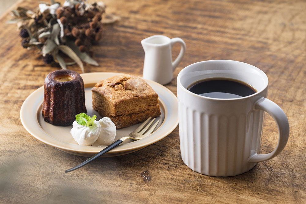 コーヒーに合う人気お菓子12選！コンビニで買えるもの〜お取り寄せまで - Coffioコーヒーの器具・淹れ方を解説する情報メディア