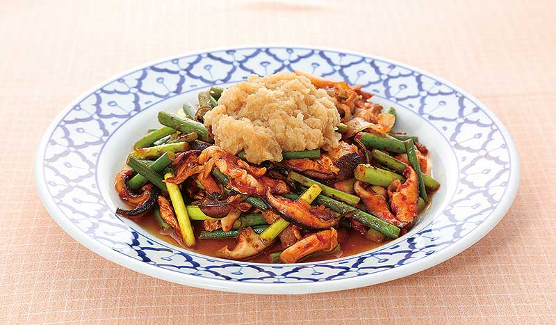 @mis_cooking_2318,豚バラ肉とニンニクの芽のスタミナ炒め , 梅雨の時期は何かと体調を崩しがちですよね💦,そんな時はスタミナ満点のニンニクの芽と, 疲労回復のあるビタミンB1が含まれる豚肉を使って, 夏バテを解消しましょう😊♪,材料 , ・豚バラ肉200g, ・ニンニクの芽 4cm1袋, ・玉ねぎ 薄切り1 2個, ・人参 千切り1 3本, ・塩胡椒 少々,