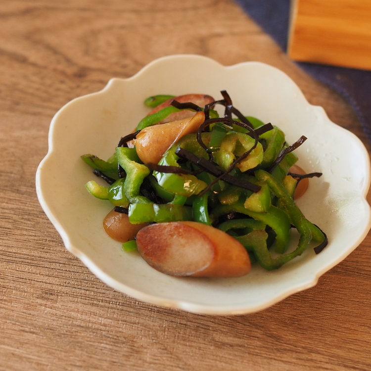 ariko shima miyajimaピーマンが美味しい季節。 シャキシャキを楽しみたいので、我が家の無限ピーマン は生のまま。千切りにして、油を軽く切ったツナと塩昆布、塩少々にごま油をたらり。仕上げに炒りごまを。ツナと塩昆布の旨みのダブル使いで、一袋使ってもあっという