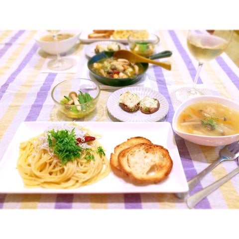 タコとブロッコリーのペペロンチーノ🐙』本日の献立 ・タコとブロッコリーのペペロンチーノ ・枝豆チーズ ・ミネストローネ .今月はタコがおすすめということで！ タコでパスタは絶対にやりたかったので、ペペロンチーノにしてみました🙂‍↕️ ブロッコリーも冷凍野菜