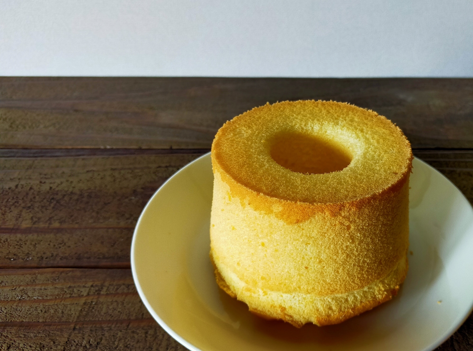 シフォンケーキの丁寧な作り方、ふわふわにするポイントも徹底解説！クラシル