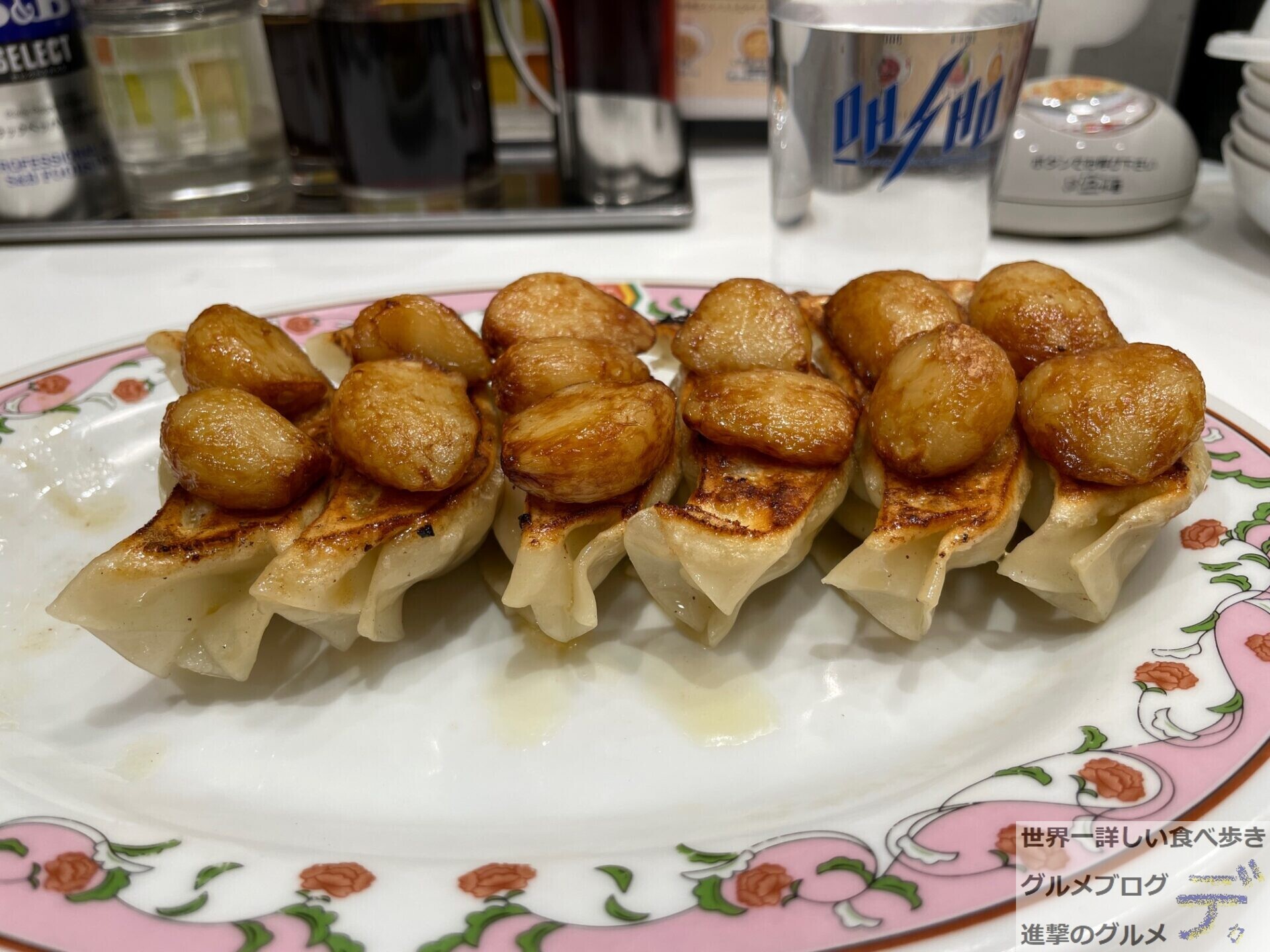 ASCII.jp： 大阪王将 ニンニク5倍×肉1.4倍の揚げ餃子と唐揚げを大盛りごはんにのせてガリバタソースぶっかけ！ こんなのあり