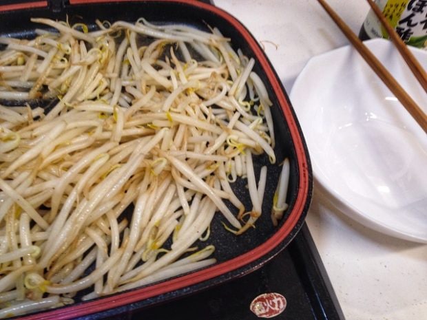 貧乏飯 節約レシピ！！お金がない給料日前の肉なしキャベツもやし炒めの作り方！！！ - YouTube