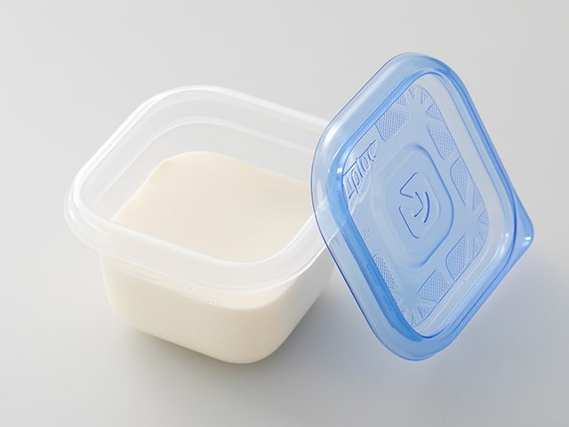 冷凍で生クリームがボソボソに？販売用ロールケーキのなめらかさを保つテクニック