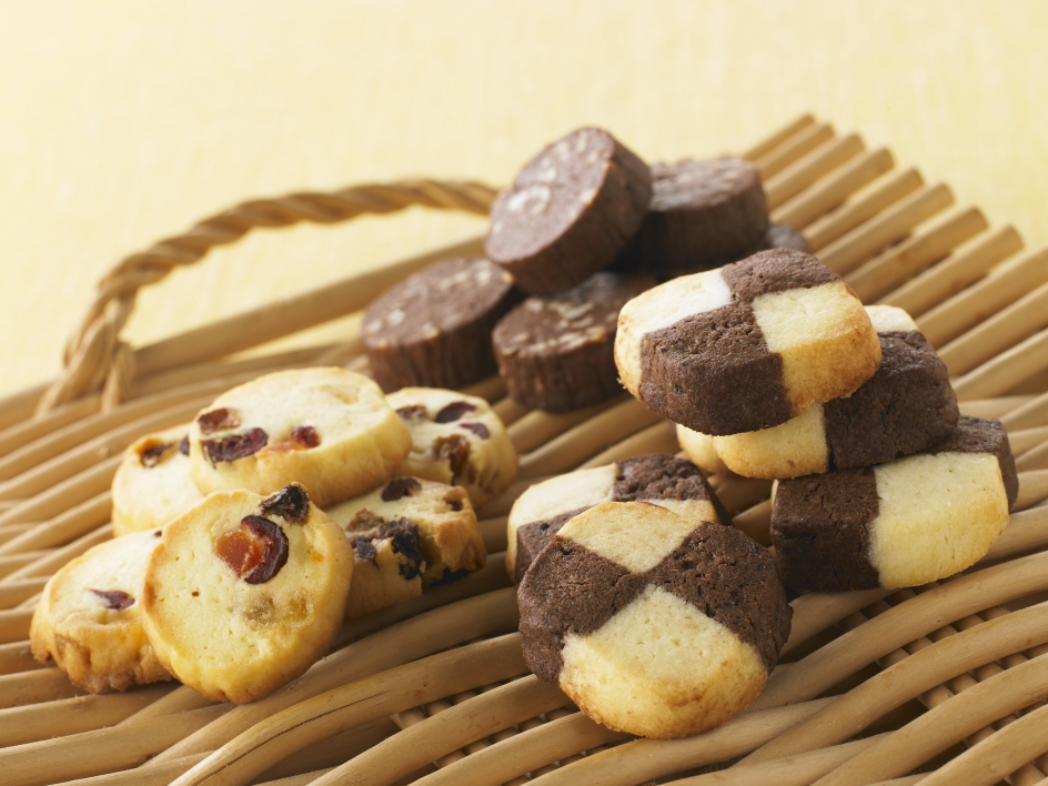 森永のホットケーキミックスを使ってアーモンドショコラのアイスボックスクッキーを作りました。優しい甘さのチョコ生地にスライスアーモンド、まわりにグラニュー糖もまぶして焼き上げたのでカリカリ、ザクザクとしエンゼルPLUS by 森永製菓