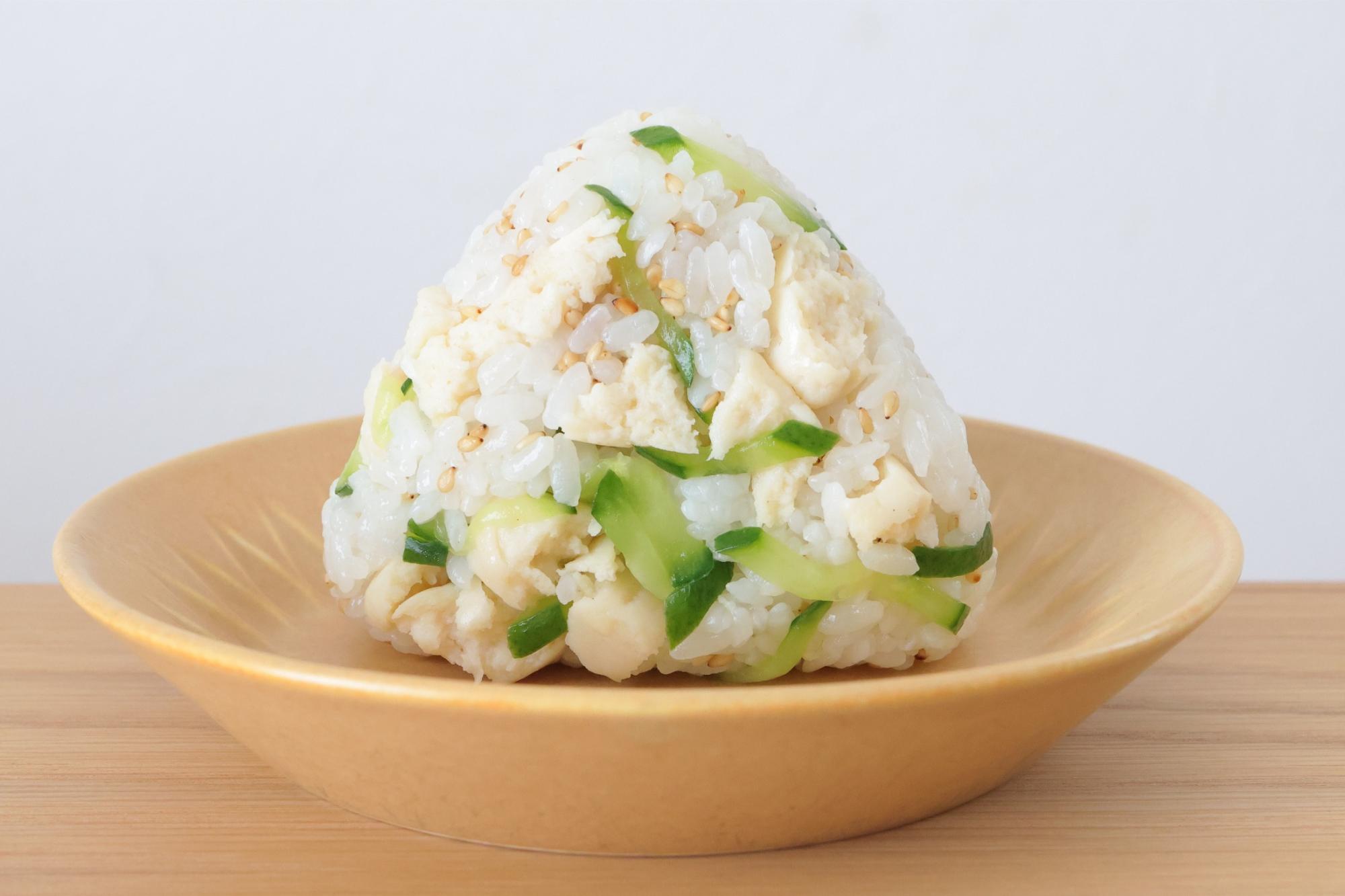 出社しているときの昼食を、コンビニ弁当からコンビニのサラダチキン、野菜サラダ、おにぎりに変えて試行中 - ソフトウェア開発者の日常