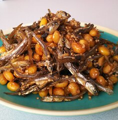 スルメをフライパンで焼く