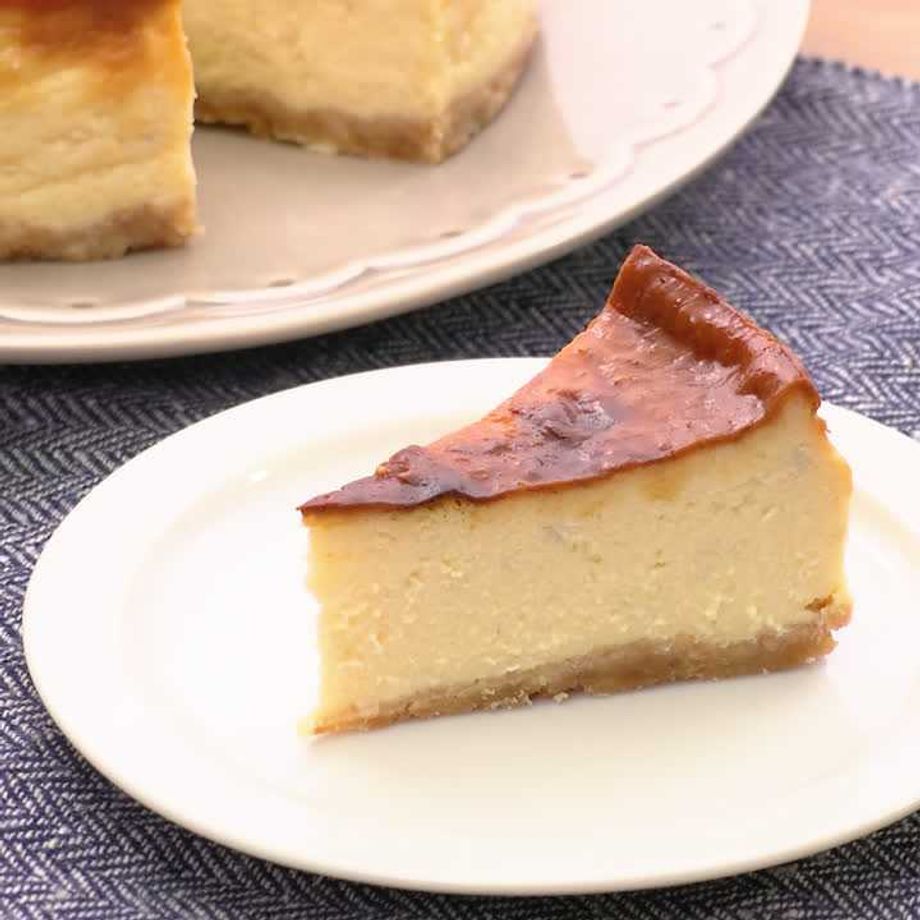 新メニューです 🧀ゴルゴンゾーラといちじくのチーズケーキ🧀 ワインにぴったりな大人のための濃厚なチーズケーキです🍷 ゴルゴンゾーラならではのコク、塩味が癖になる味わいです。甘いいちじくも相性抜群です◎ はちみつをかけても美味しいですよ🍯 ぜひお試しください