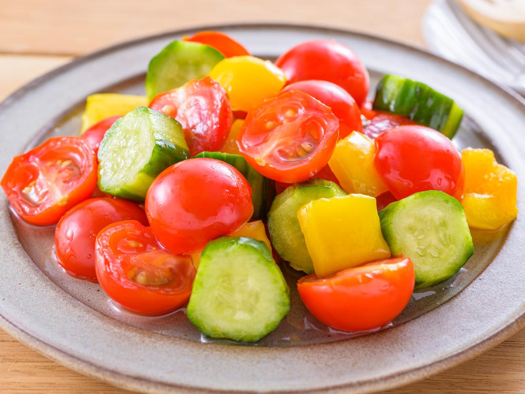 『きゅうりとトマトの塩昆布レモンマリネ』さっぱりおいしい