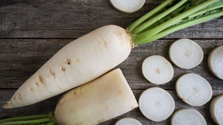 のんのん🍠🌻知って差がつく！便利すぎる大根の冷凍ストック＆調理法。 夕飯のあと1品！野菜をあと1つ！って時に超活躍するよ🌟 大根は場所 によってそれぞれ甘味や水分の特徴があるから、 使い分けるとすごく便利🎵 🌻上の部分🌻 特徴：甘みがあり水分が多い