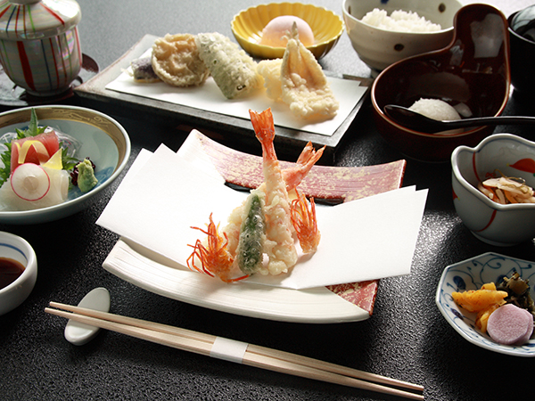 町田相模原のお店なら @machida.gurume, お昼ごはん、海鮮食べたくない？🐟✨, 弾けるいくらと,ねぎとろのとろっとした口溶けがたまらない🤤❤️, , お味噌汁やおひたしもついていて, 大満足のランチだったよ😀！,ぜひお友達とランチタイムに行ってみてね🦒🍁, ,てんぐ大ホール , 営業時間, 月・火・水・木・日・祝日, 11:00 - 22:00,金・土, 11:00